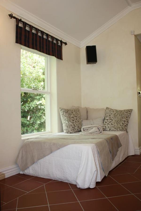 Camelot In Constantia Bed & Breakfast Cape Town Exterior photo