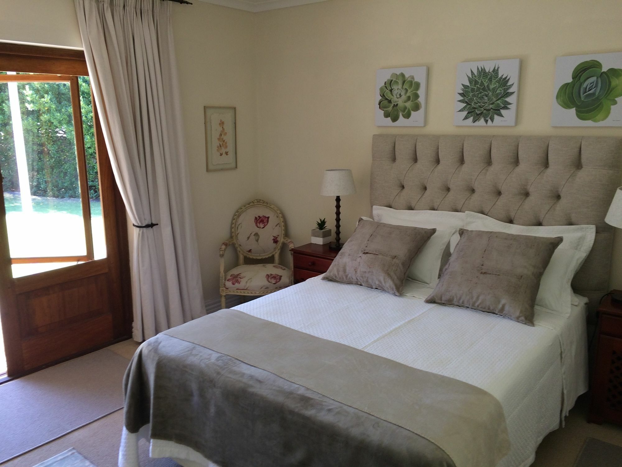 Camelot In Constantia Bed & Breakfast Cape Town Exterior photo